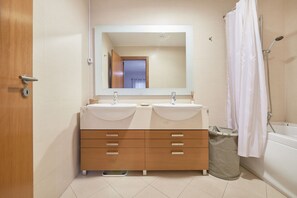 Combined shower/bathtub, hair dryer, bidet, towels - Sunny apartament at Carcavelos Beach, by TimeCooler (Carcavelos)
