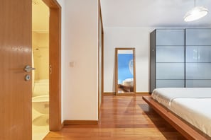 2 chambres, bureau, fer et planche Ă repasser, lit parapluie