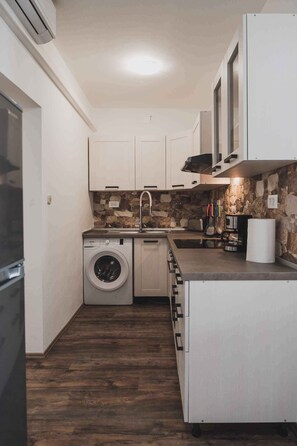 Frigorifero, microonde, forno, piano cottura