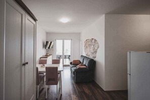 TV - Holiday apartment with sea view, air conditioning and close to the beach (Klimno)