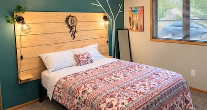 Renovated 2BR Retreat • Minutes from Downtown Omaha