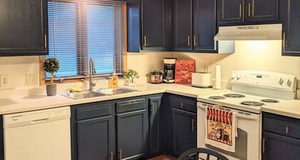 Your cozy riverfront escape with big-city access