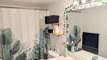 Combined shower/tub, towels, soap, toilet paper