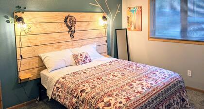 Your cozy riverfront escape with big-city access