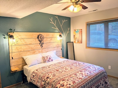 Your cozy riverfront escape with big-city access