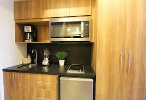 Refrigerador, microondas, placa de cocina, tostadora