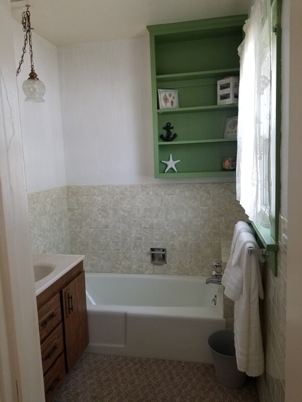Badewanne, Handtücher, Seife, Toilettenpapier