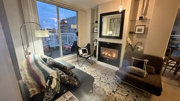 Smart TV, chimenea, libros y biblioteca musical