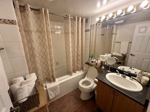Ensemble baignoire-douche, baignoire à remous, séchoir à cheveux