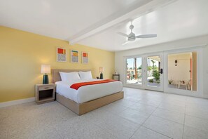 Quarto grand | Escrivaninha, cortinas blackout, ferros/tábuas de passar roupa