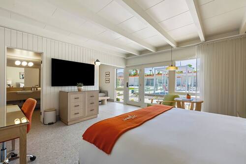 Chambre Prestige, 1 très grand lit | Bureau, rideaux d’obscurcissement, fer et planche à repasser