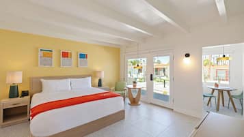 Escritorio, cortinas blackout y tabla de planchar con plancha