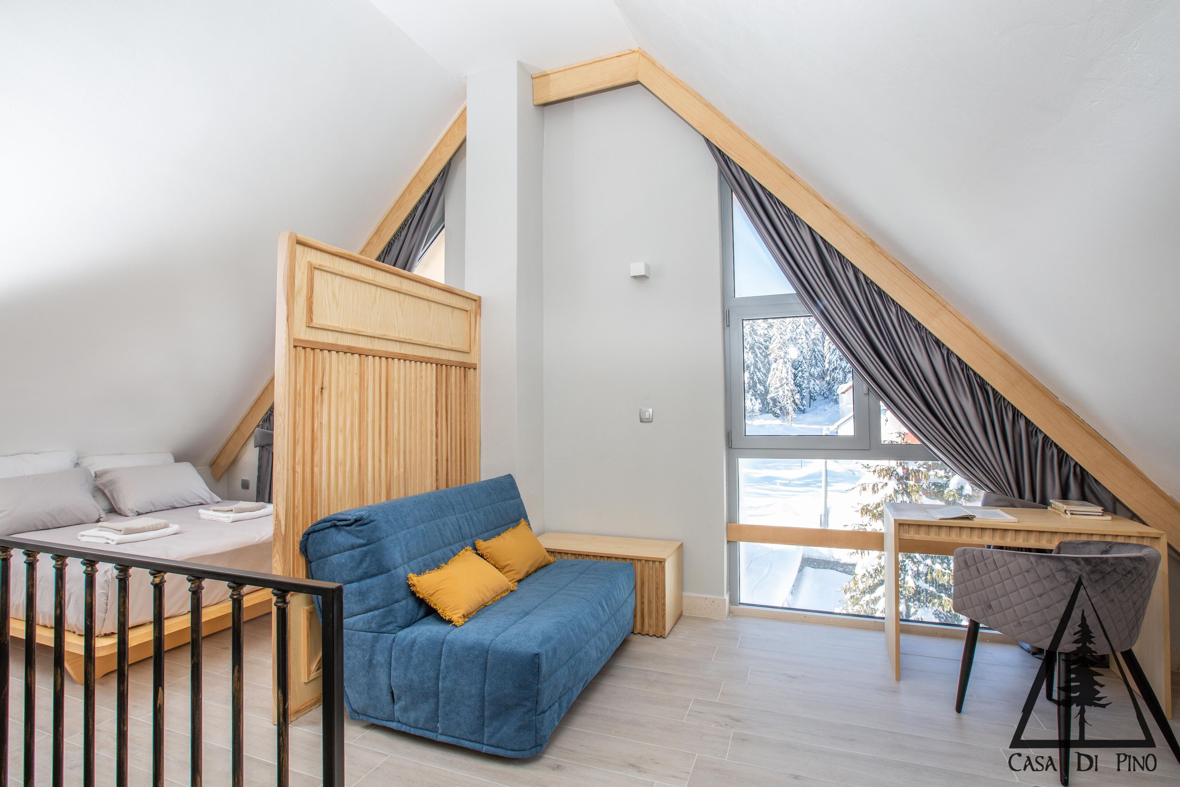 Brankas, didekorasi berbeda-beda, meja kerja, dan tirai kedap cahaya