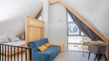 Brankas, didekorasi berbeda-beda, meja kerja, dan tirai kedap cahaya