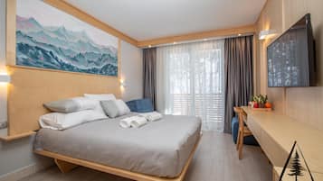 Kamar Double Standar | Brankas, didekorasi berbeda-beda, meja kerja, dan tirai kedap cahaya