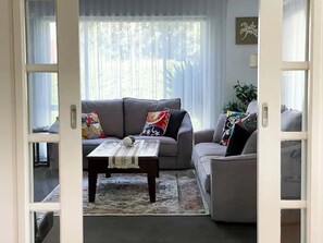 تلفزيون ذكي، مدفأة، كرة قدم الطاولة، كُتُب