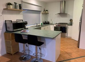 ثلاجة، ميكروويف، فرن، موقد طهي مسطح