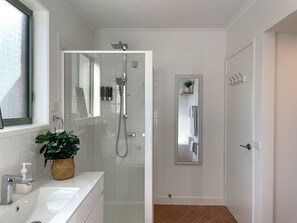 Bathtub, hair dryer, bathrobes, towels - Bijoux on Jetty - Cosy House/Spa/Firepit/PoolTable (Rosebud)