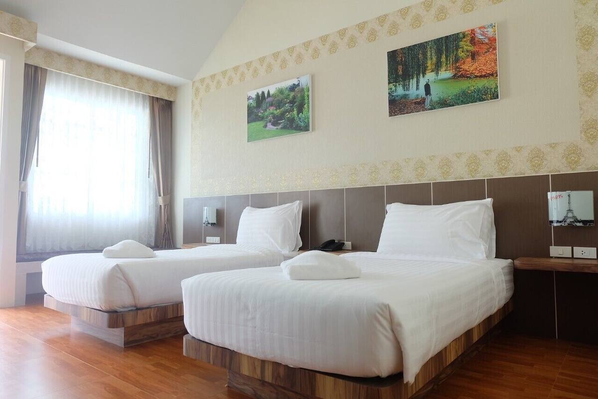 Hypo-allergenic bedding, laptop workspace, free WiFi