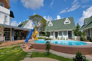 Hồ bơi ngoài trời