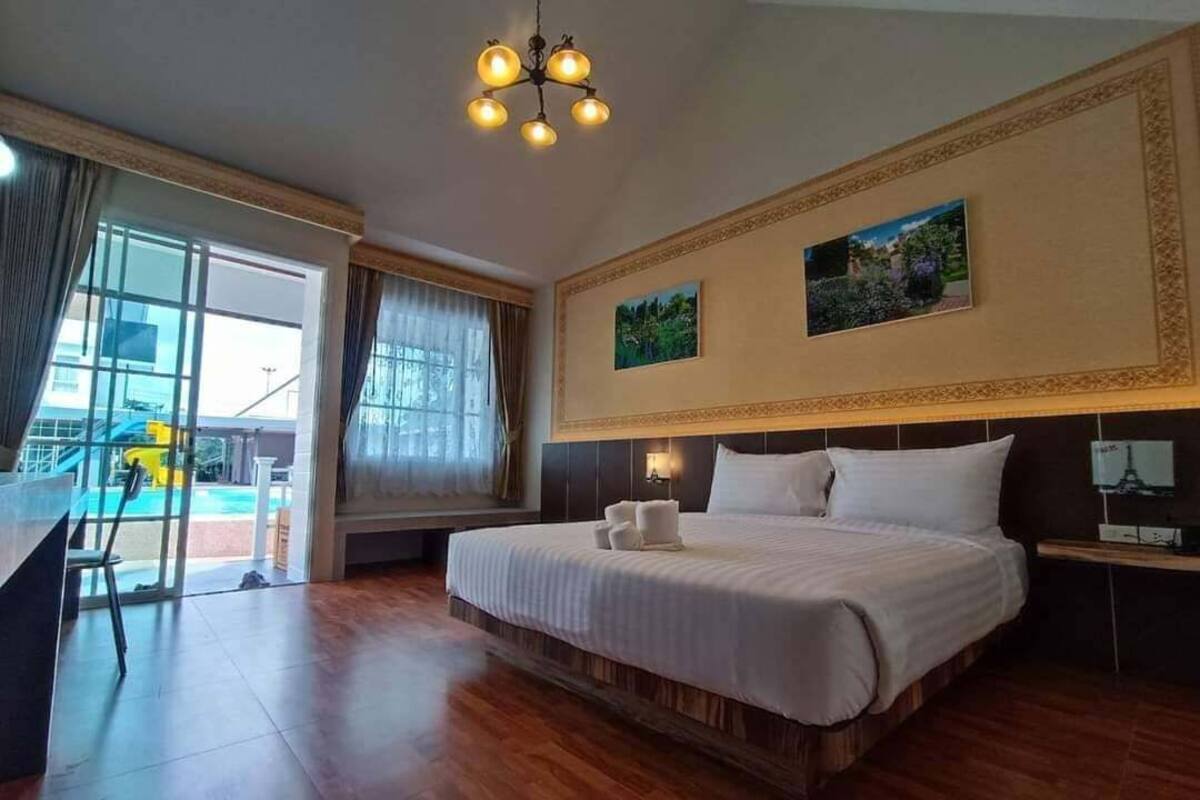 Hypo-allergenic bedding, laptop workspace, free WiFi
