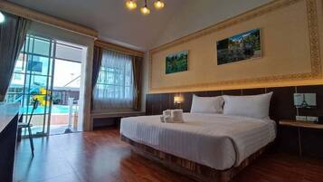 Hypo-allergenic bedding, laptop workspace, free WiFi