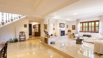 Télévision, cheminée