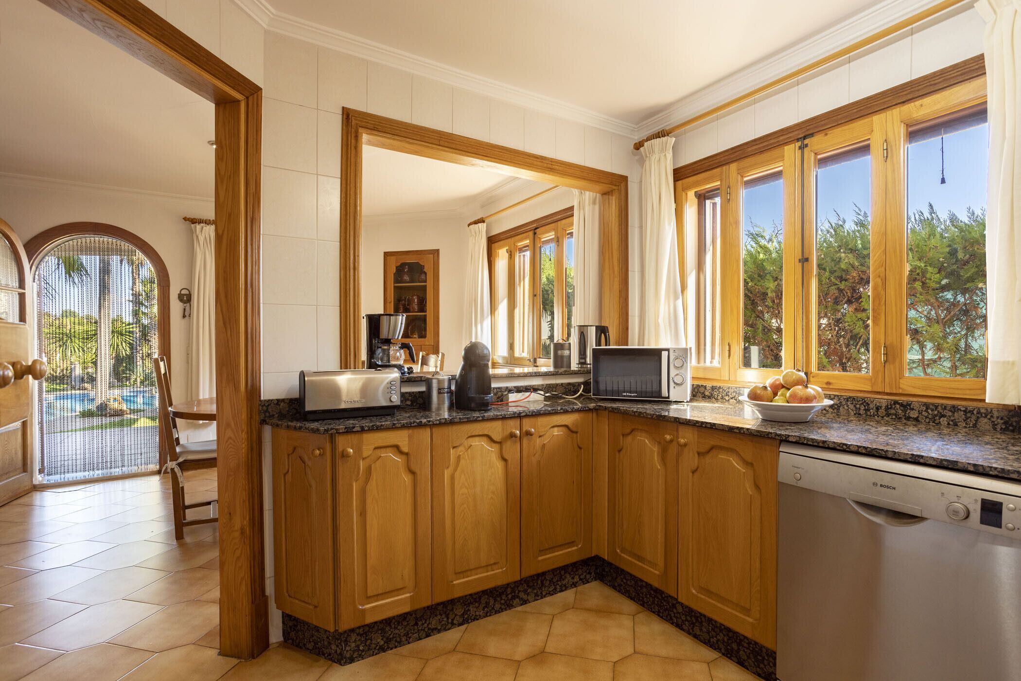 Een koelkast, een magnetron, een oven, een vaatwasser