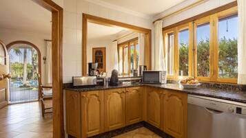 Een koelkast, een magnetron, een oven, een vaatwasser