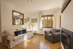 Televisión y chimenea 