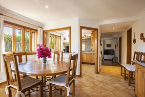 Dining - Modern Villa for 8 people with large pool and barbecue (Inca)