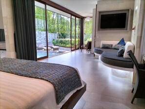 Kamar Mewah, 1 Tempat Tidur King, pemandangan kolam renang | 1 kamar tidur, brankas, dan didekorasi berbeda-beda