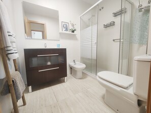 Shower, hair dryer, towels