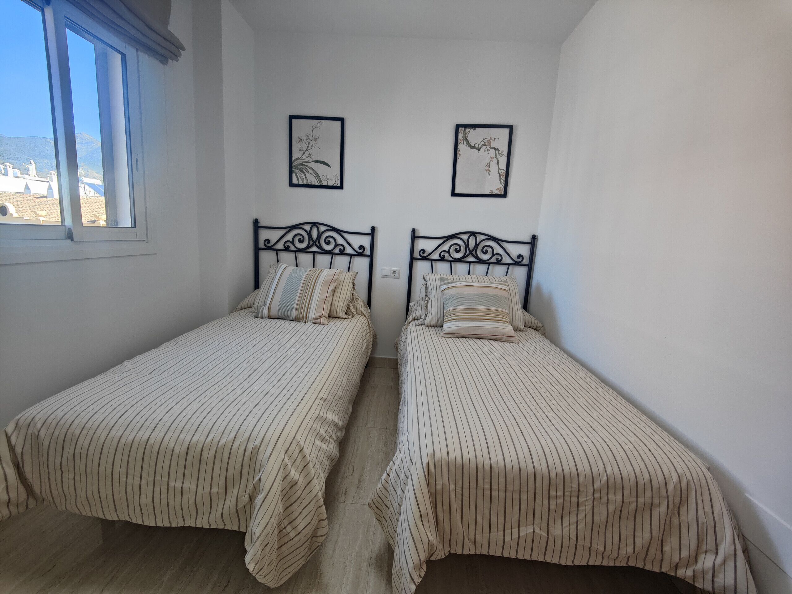 2 slaapkamers, een strijkplank/strijkijzer, gratis wifi, beddengoed