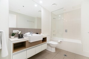 Deluxe Apartment | Bathroom