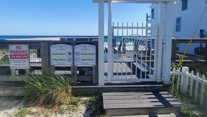 A gated entrance to a beach area with signs indicating no parking and a tow away zone. - Saltwater Retreat, 2nd Floor, Spectacular Pool Area, Hot Tub, Free Beach Service (Miramar Beach)