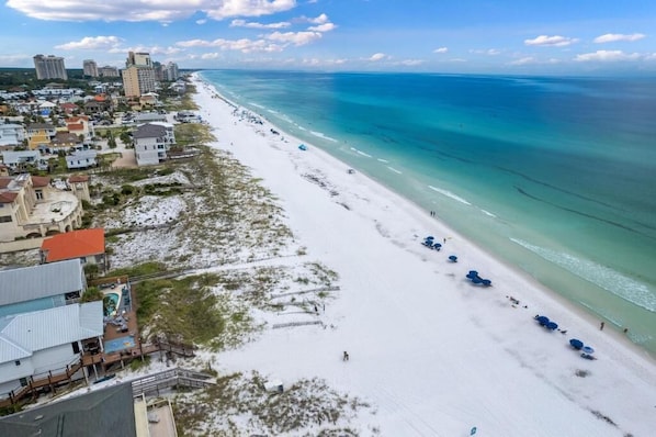 Una spiaggia nelle vicinanze