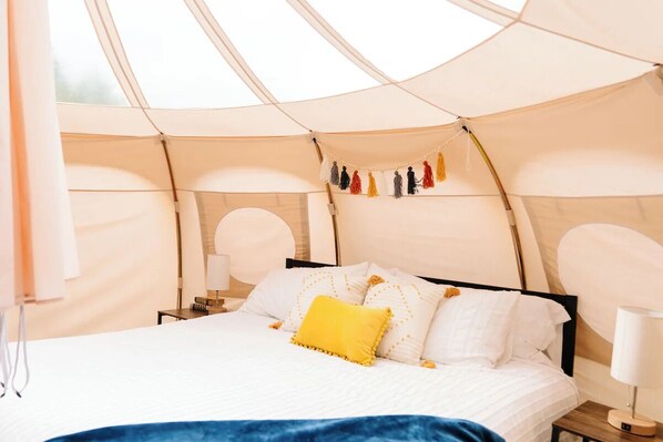 1 bedroom, bed sheets