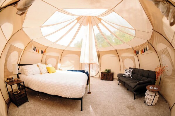 1 bedroom, bed sheets