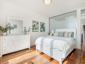 2 bedrooms, desk, iron/ironing board, free WiFi - Views of the Space Needle & Lake Union w/ Parking! (Seattle)