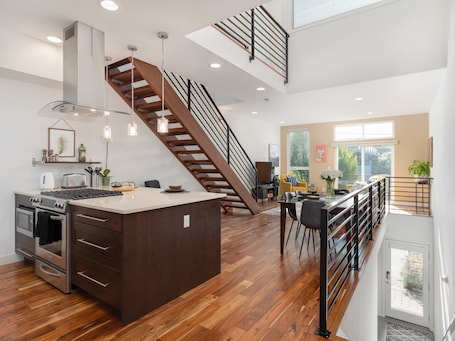 Fridge, microwave, oven, stovetop. Views of the Space Needle & Lake Union w/ Parking!
