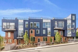 Exterior - Views of the Space Needle & Lake Union w/ Parking! (Seattle)