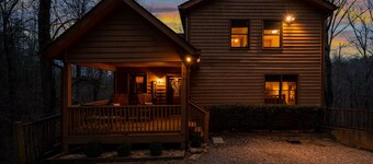 Pet Friendly Mountain Chalet - Hot Tub & Game Room