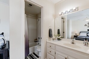 Combined shower/bathtub, hair dryer, towels, shampoo