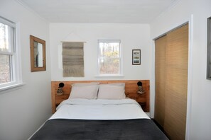 Mökki, 2 keskisuurta parisänkyä (A Humble Abode - A Modern Woodsy Retr) | 2 makuuhuonetta, memory foam -patjalliset sängyt, ilmainen Wi-Fi