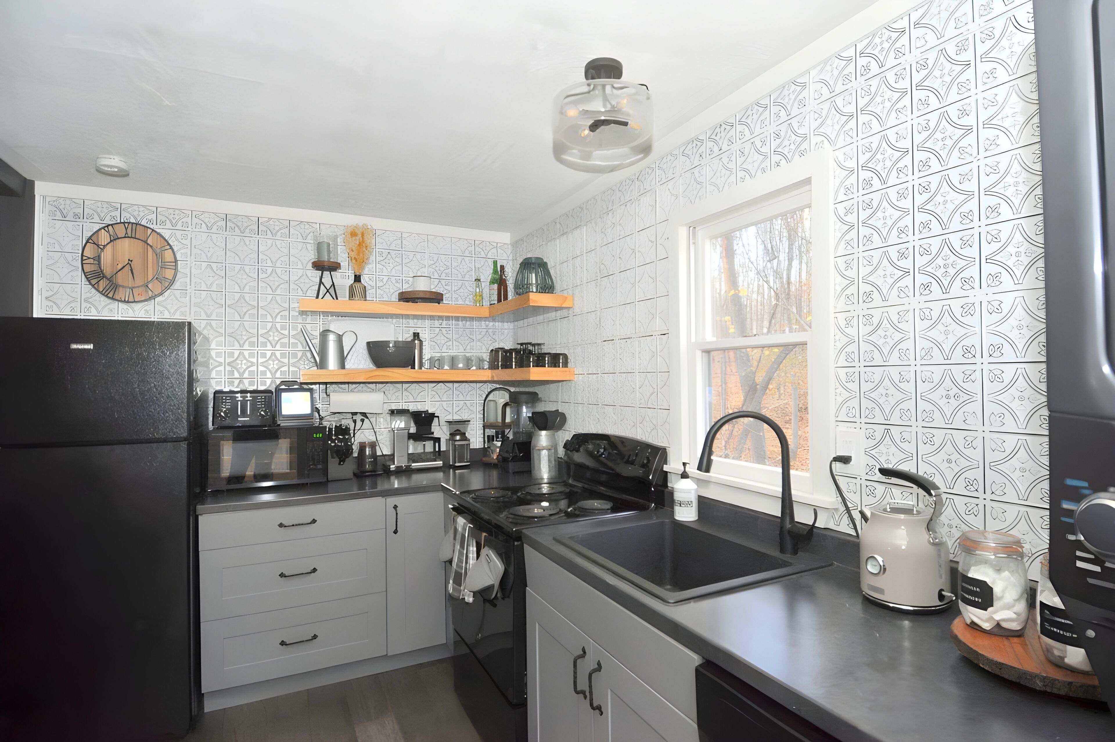 小屋, 2 张大床 (A Humble Abode - A Modern Woodsy Retr) | 私人厨房 | 冰箱、烤面包机、纸巾