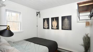 Kabin, 2 Tempat Tidur Queen (A Humble Abode - A Modern Woodsy Retr) | 2 kamar tidur, busa memori, Wi-Fi gratis, dan seprai linen