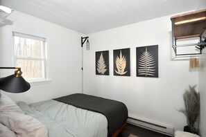 캐빈, 퀸사이즈침대 2개 (A Humble Abode - A Modern Woodsy Retr) | 2 개의 침실, 메모리폼 침대, 무료 WiFi, 침대 시트