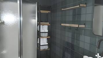 Kabin, 2 Tempat Tidur Queen (A Humble Abode - A Modern Woodsy Retr) | Kamar mandi | Shower, handuk, dan tisu toilet