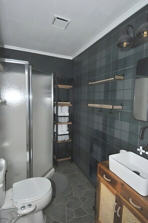 캐빈, 퀸사이즈침대 2개 (A Humble Abode - A Modern Woodsy Retr) | 욕실 | 샤워 시설, 타월, 화장지